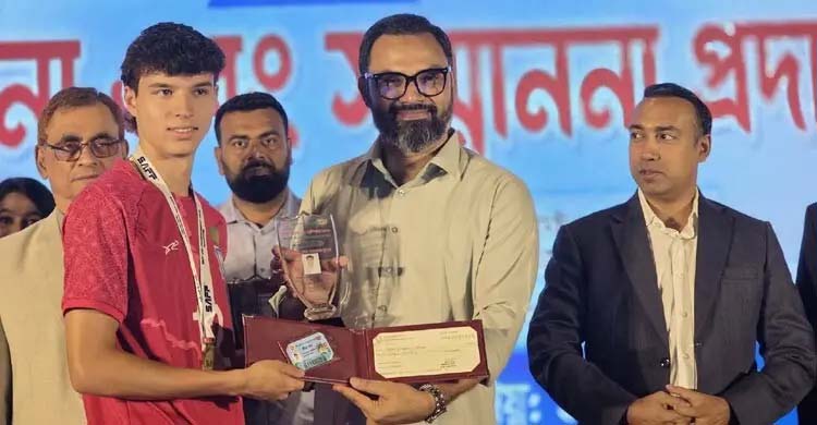 লাখ টাকা করে পুরস্কারের পাশাপাশি &lsquo;ক্রীড়াকার্ড&rsquo; পেলেন যুব ফুটবলাররা