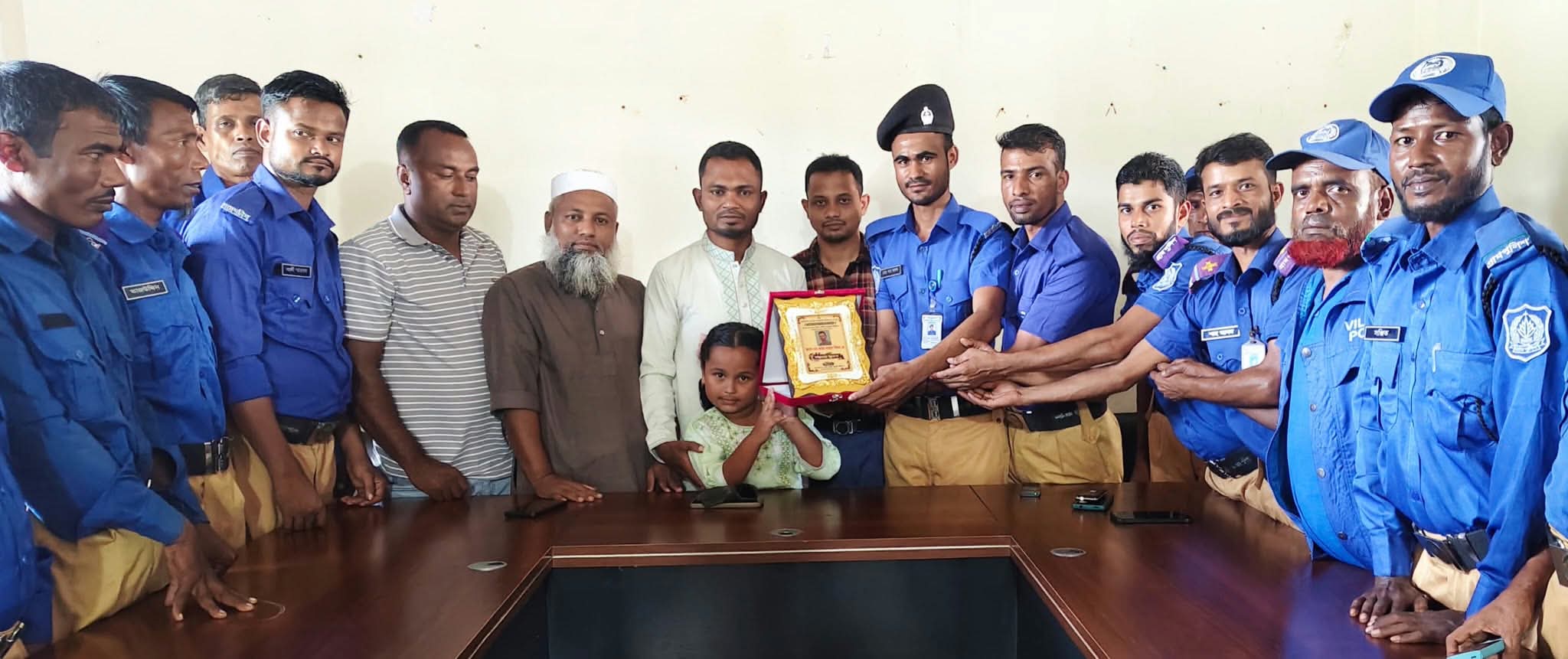 গোয়াইনঘাট প্রেসক্লাবের সম্পাদক কে.এম. লিমনকে গ্রাম পুলিশ বাহিনীর সংবর্ধনা