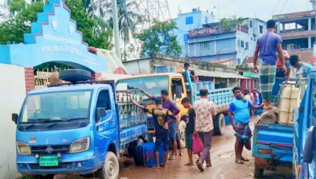 মাধবপুরে স্কুলের সামনে মাছের আড়ত, দু'র্ভোগের শি'কার শিক্ষক-শিক্ষার্থীরা