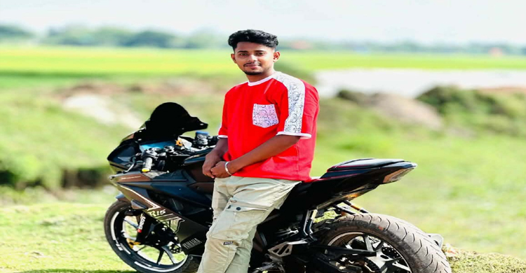 গাছের সংগে ড্রাইভিং কারের ধা*ক্কা,নি হ ত ১