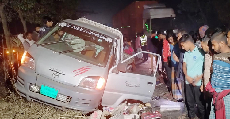 পিকআপে কাভার্ড ভ্যানের ধা ক্কা, নি হ ত ৬