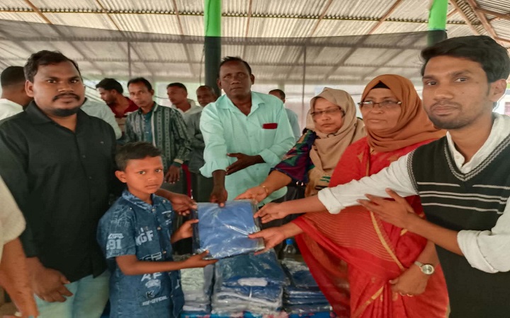 চা বাগানের শিক্ষার্থীদের পাশে সৈয়দ শাফকাত ৩৭৫ শিক্ষার্থীর মাঝে স্কুল ড্রেস বিতরণ