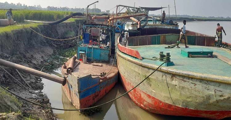 কুশিয়ারা নদীতে অ বৈ ধ ভাবে বালু উত্তোলন, হু*মকিতে ফসলি জমি ও ঘরবাড়ি