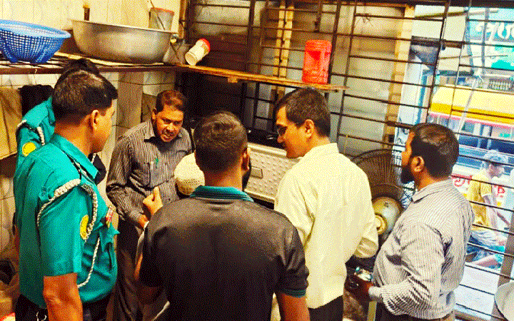 দরগাহ গেইটের রেস্টুরেন্টে অভিযান, ৩০ হাজার টাকা জরিমানা