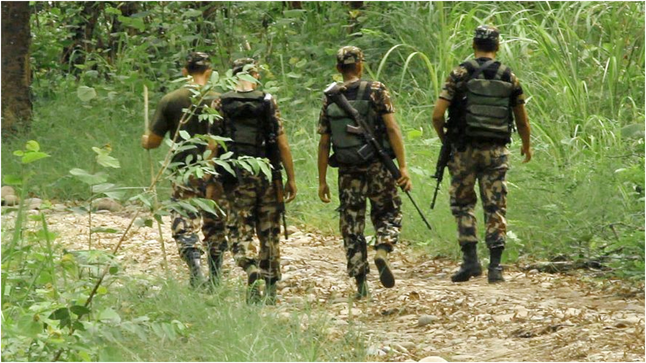 ভা র তে তুমুল সং ঘ র্ষ,  এক সৈন্য ও ৩০ মা ও বা দী নি*হত