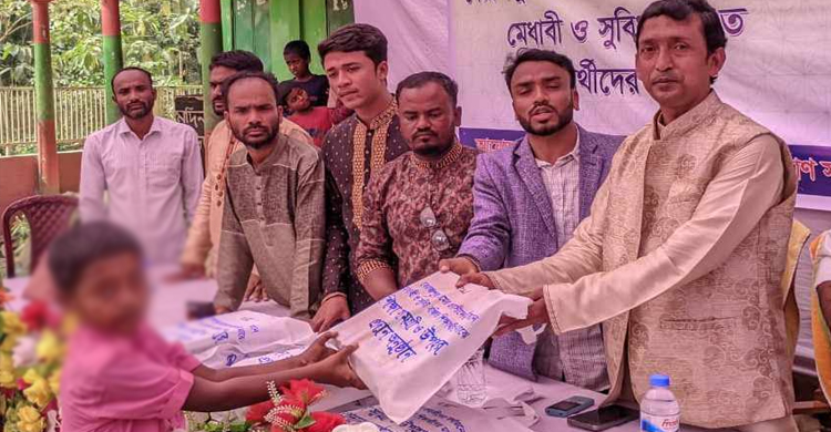 ছাতকে সুবিধা বঞ্চিত শিক্ষার্থীদের মধ্যে শিক্ষা সামগ্রী বিতরণ