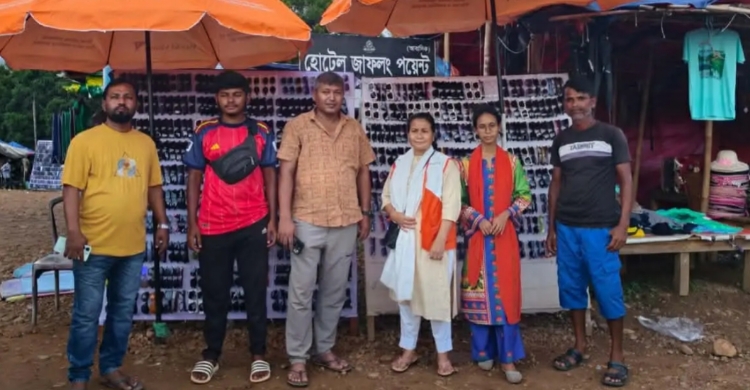 জাফলংয়ে ওয়ার্ল্ড ভিশনের পরিস্কার পরিচ্ছন্নতা অভিযান ও ছাতা বিতরণ