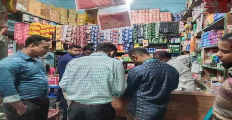 দৈনিক জৈন্তা বার্তা সংবাদ: নি ষি দ্ধ পলিথিন ব্যবহারের দায়ে জরি*মানা