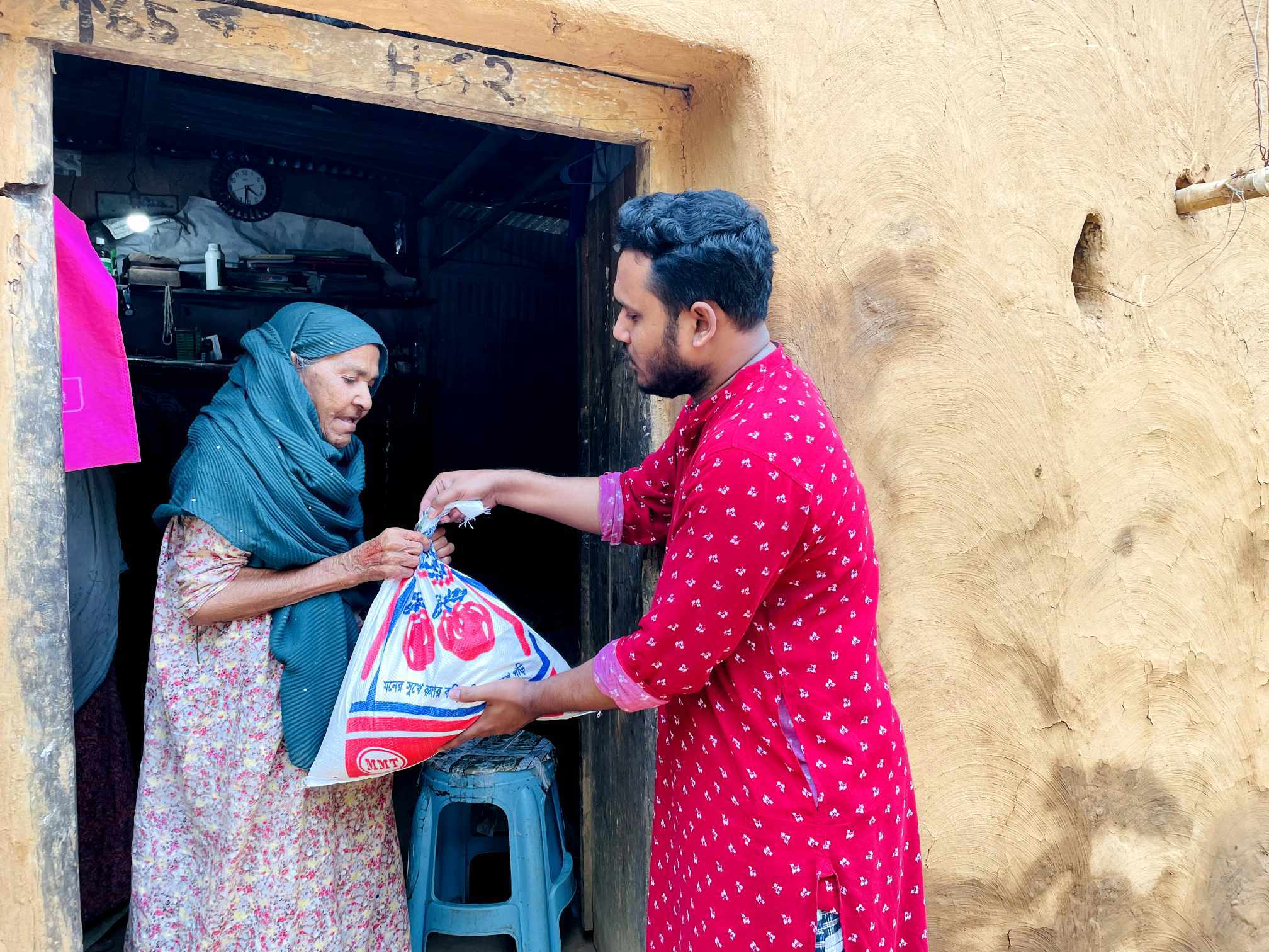 ঈদুল ফিতর উপলক্ষে শায়েস্তাগঞ্জে সুতাং জাগরণী সংসদের খাদ্য বিতরণ 