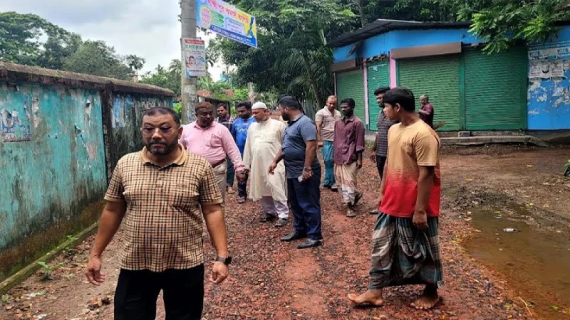 লক্ষ্মীপুরে সড়ক সংস্কারে নিম্নমানের নির্মাণসামগ্রী, কাজ বন্ধের নির্দেশ