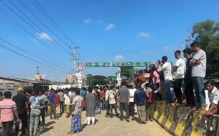 বড়লেখায় রেলওয়ের জমি নিয়ে দ্ব*ন্দ্বে উত্তে*জনা, ট্রাক শ্রমিকদের সড়ক অব*রোধে তিন ঘণ্টা যান*জট