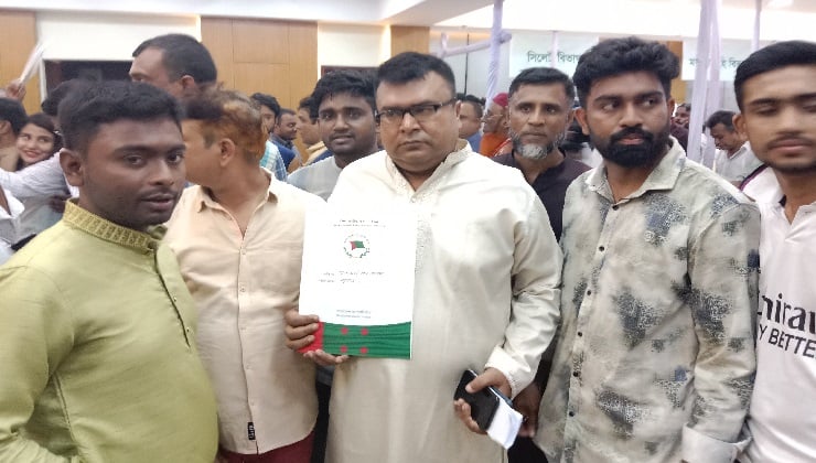 আ.লীগের মনোনয়ন ফরম কিনলেন মাশরাফি