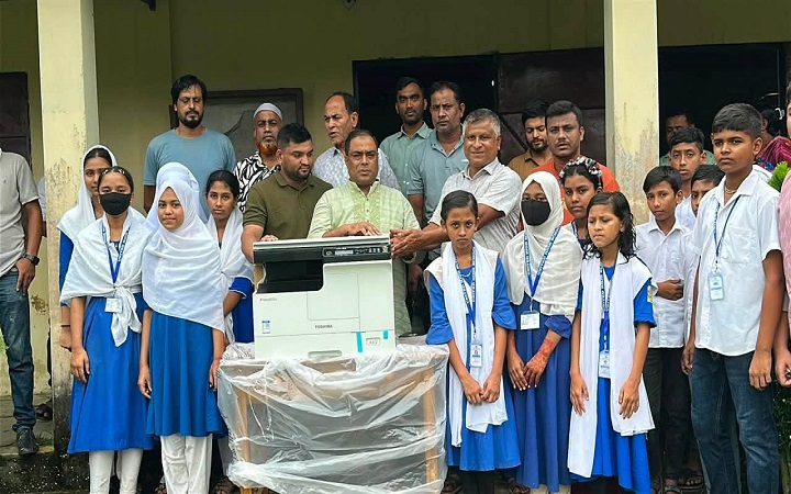 বড়লেখায় বিদ্যালয়ে ফটোকপি মেশিন দিলেন প্রবাসী ব্যবসায়ী মুহিবুর রহমান কলিম