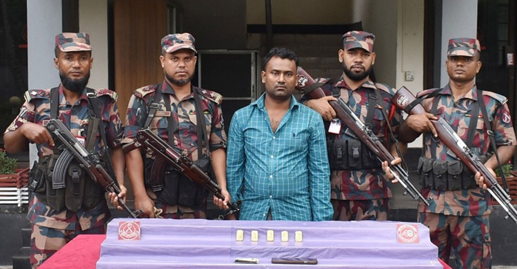 যুবকের জুতায় লুকানো ছিল ৮৬ লাখ টাকার স্বর্ণ