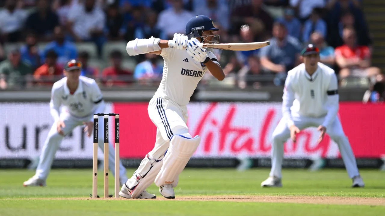 ৫১ বছরের পুরোনো রেকর্ড ভাঙলেন জয়সাওয়াল
