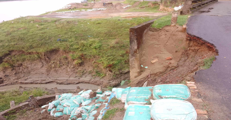 ছাতকে সুরমার ভা ঙ ন:  সড়ক যাচ্ছে নদীর পেটে