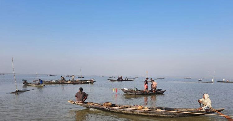 হাওরেও নি*ষিদ্ধ হচ্ছে এক মাস মাছ ধরা