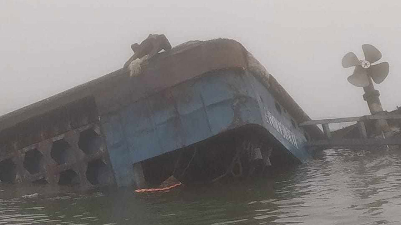 পাটুরিয়ায় ফেরি ডুবি, ৬ জনকে জীবিত উদ্ধার