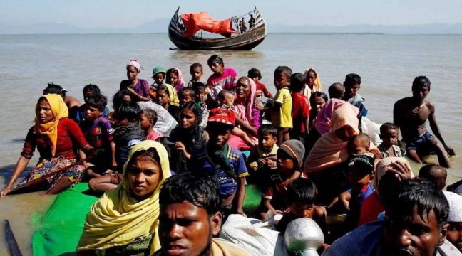 বাংলাদেশে অনুপ্রবেশের অপেক্ষায় হাজার হাজার রোহিঙ্গা 