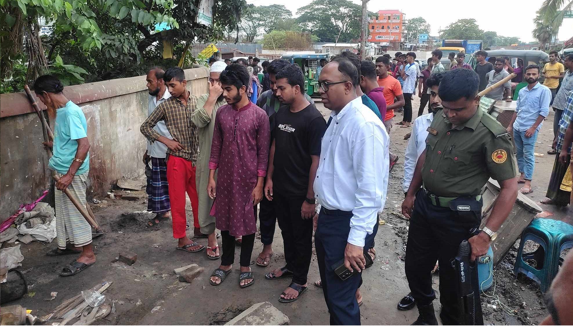 মাধবপুরে মহাসড়কের অবৈধ স্থাপনা উ চ্ছে দ