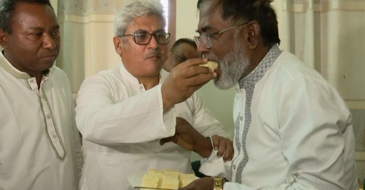 রাজশাহী-৩-এ ভোট-পরবর্তী সম্প্রীতি: পরাজিত প্রার্থীর বাসায় বিজয়ীর ফুলেল শুভেচ্ছা