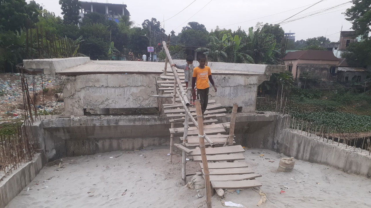 ২৩ কোটি টাকার সেতুতে নেই সংযোগ সড়ক