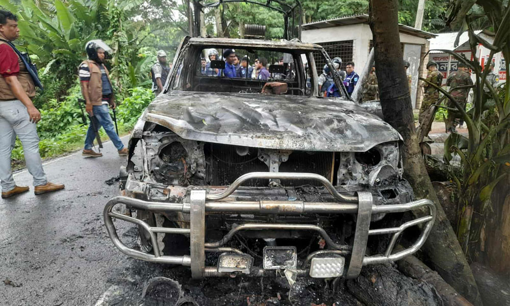 গোপালগঞ্জে পুলিশের গাড়িতে ভা*ঙচুর, অ*গ্নিসংযোগ