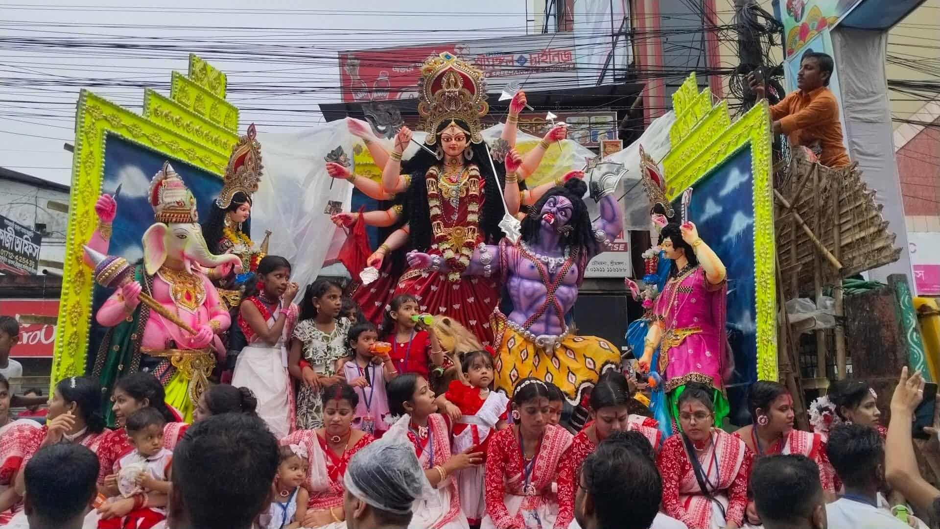 শ্রীমঙ্গলে বৃষ্টি উপেক্ষা করে প্রতিমা বিসর্জন