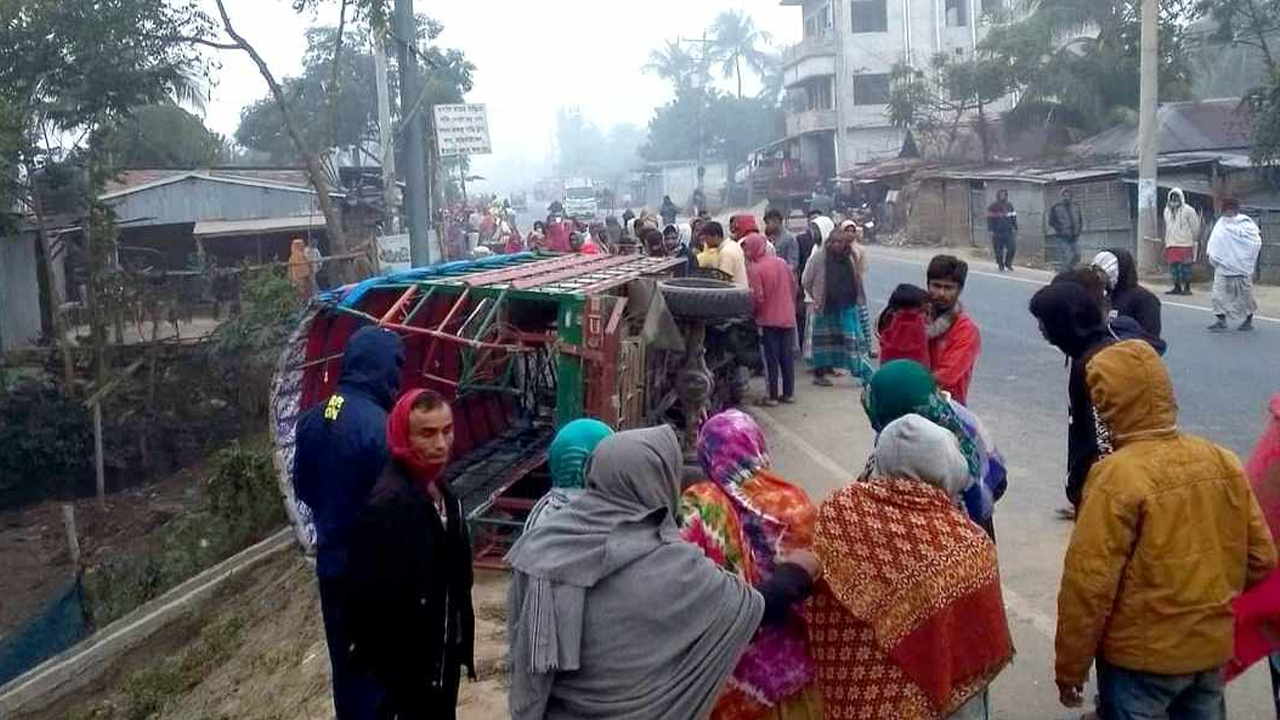 ট্রাকের ধাক্কায় নছিমন উল্টে স্বামী-স্ত্রীর মৃত্যু