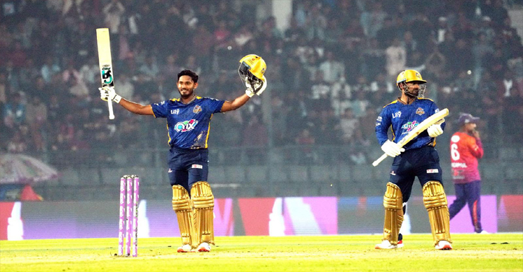 রেকর্ড গড়ে জয়ের খাতা খুললো ঢাকা
