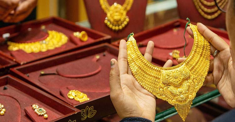 সোনার দাম ভরিতে কমলো ৩৪৫৩ টাকা
