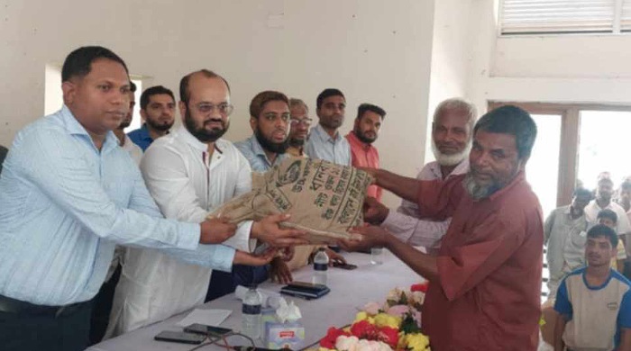 বানিয়াচংয়ে কৃষকের মাঝে সার ও বীজ বিতরণ করেন- এমপি রুয়েল