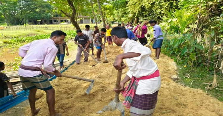 গোয়াইনঘাটে লাউরকুনি সমাজ কল্যাণ পরিষদের উদ্যোগে স্বেচ্ছাশ্রমে রাস্তা সংস্কার