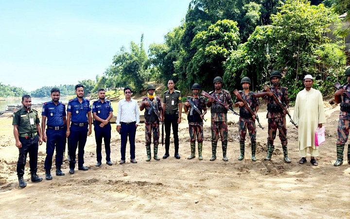 জৈন্তাপুর রাংপানি নদীতে  ১২ বারকি নৌকা বি/নষ্ট, বালু উত্তোলনকারীকে  জ/রিমানা