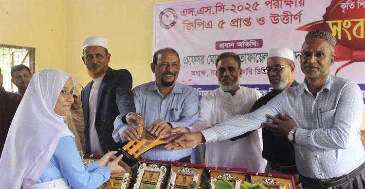বড়লেখায় জিপিএ ৫ প্রাপ্ত ও উত্তীর্ণ কৃতি শিক্ষার্থীদের সংবর্ধনা