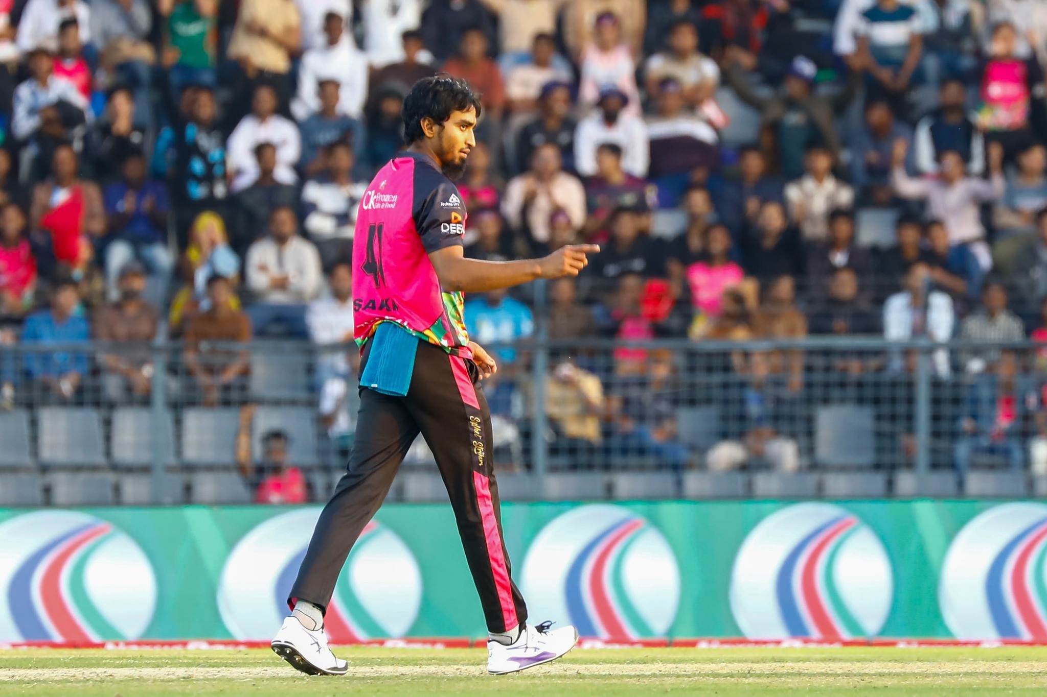 নি ষি দ্ধ হলেন তানজিম সাকিব