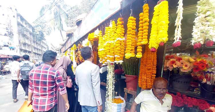 ফাগুন হাওয়ায় জমজমাট বগুড়ার ফুল বাজার