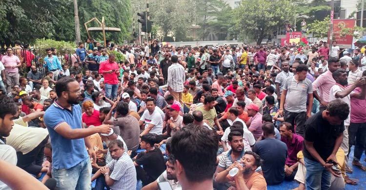 দুই উপদেষ্টা পদত্যা*গ না করা পর্যন্ত রাজপথ না ছাড়ার নির্দেশ ইশরাকের