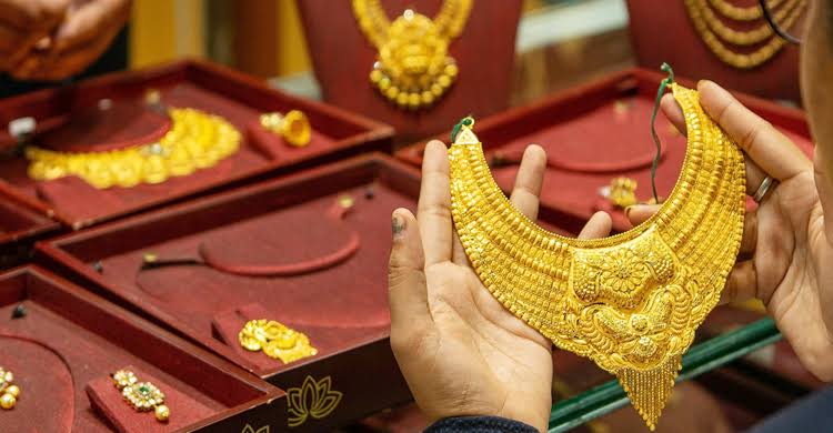 ইতিহাস গড়ে কমলো সোনার দাম