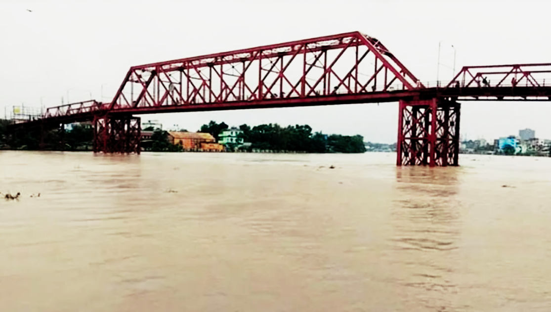 সিলেটে ডিবির অভিযান, সুরমা নদীতে ঝাঁপ দেওয়া ব্যক্তির মৃ/ত্যু