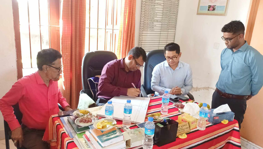 তাহিরপুরে ইউনিয়ন পরিষদ পরিদর্শনে অতিরিক্ত বিভাগীয় কমিশনার 