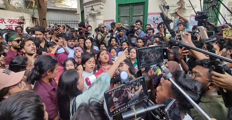 নতুন ছাত্র সংগঠনের আ*ত্মপ্রকাশ ঘিরে বি ক্ষো ভ&ndash;হাতাহাতি