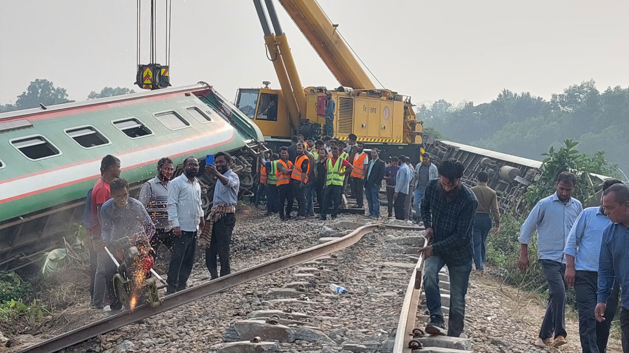 গাজীপুরে ট্রেন দুর্ঘটনায় রেলপথের ৬০০ ফুট ক্ষতিগ্রস্ত