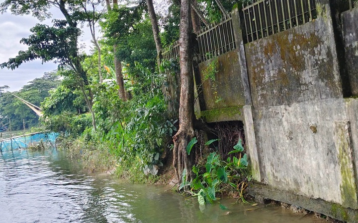 গোয়াইনঘাটে নদীগর্ভে বি*লীনের  পথে জেলা পরিষদ ডাকবাংলো