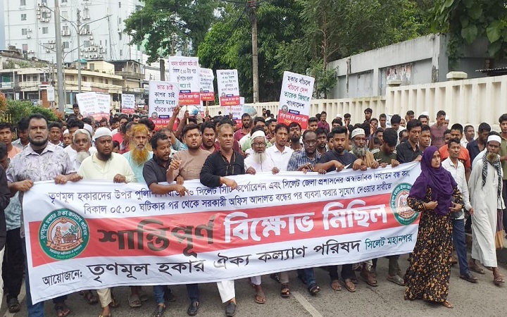 ভাত দে, কাজ দে, নইলে হকার বসতে দে&rsquo;