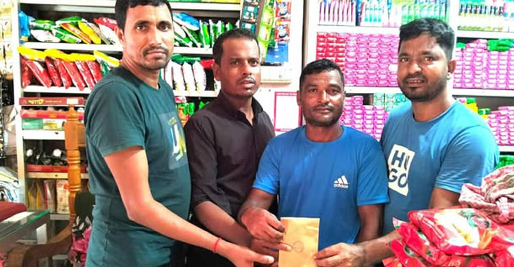 গৃহ মেরামতের জন্য ফ্রেন্ডস এসোসিয়েশন কর্তৃক নগদ অর্থ বিতরণ