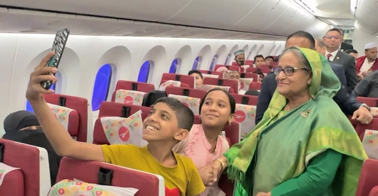 বিমানে শিশুদের সঙ্গে হাসিমুখে সেলফি&zwnj;তে প্রধানমন্ত্রী