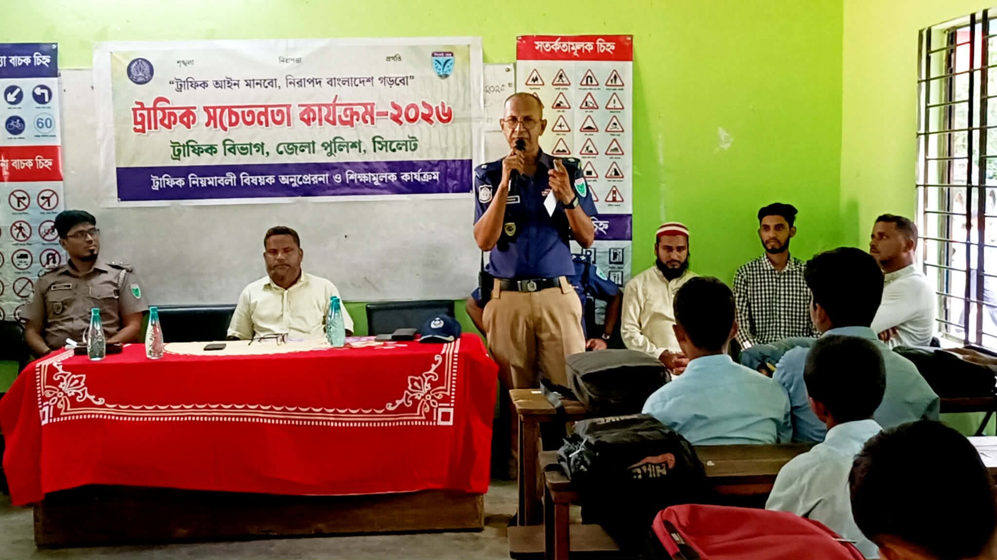 জৈন্তাপুরে শিক্ষার্থীদের নিয়ে ট্রাফিক সচেতনতামূলক কার্যক্রম অনুষ্ঠিত