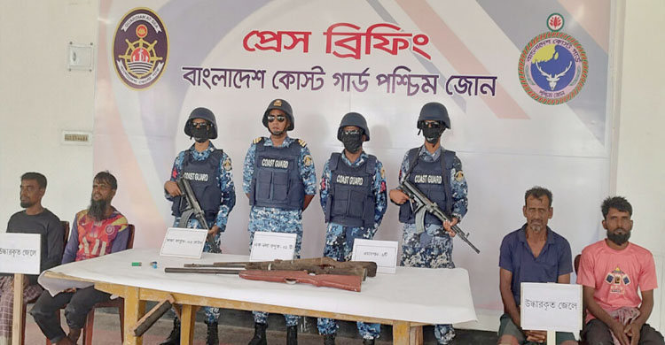 সুন্দরবনে ডা কা তে র হাতে জিম্মি ৪ জেলে উদ্ধার,বিপুল অ স্ত্র উদ্ধার
