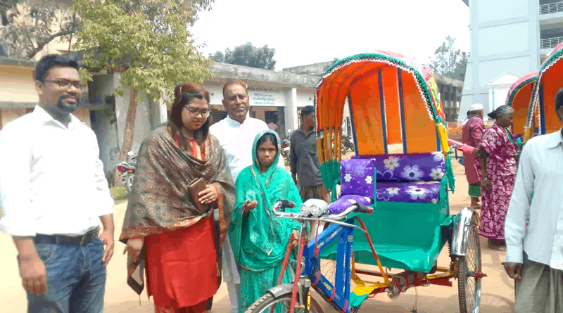 রাজনগরে ব্যাটারিচালিত রিকশা বিতরণ